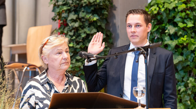 Die stellvertretende Bürgermeisterin Dr. Barbara Dürr verpflichtete den neuen Eninger Bürgermeister Eric Sindek.