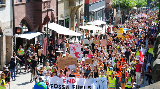 Große Teilnahme beim globaler Klimastreik. Etwa 2.000 Menschen liefen durch Tübingen. FOTO: SCHERTLIN