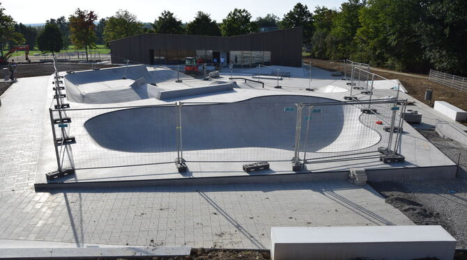 Bald wird der Zaun abgebaut. Das neue Jugendhaus mit Funpark in Gomaringen ist fertig. FOTO: WALDERICH
