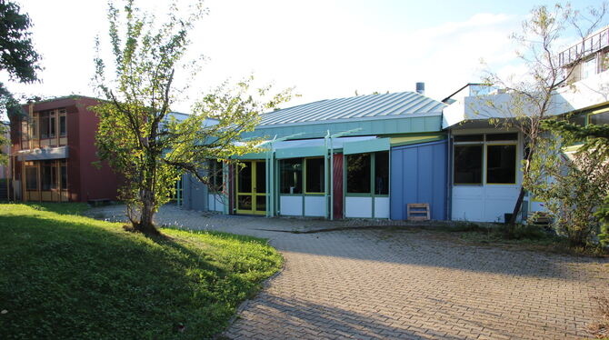 Die derzeitige Mensa zwischen Gymnasium (rechts) und dem Anschlussbau zur Gemeinschaftsschule (links) wird durch einen Neubau er