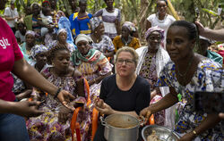 Ende Februar reiste Svenja Schulze nach Ghana und an die Elfenbeinküste. Auf einer Kakaoplantage ließ sich die Entwicklungsminis