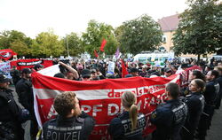 Polizeikette: Die Einsatzkräfte halten die Antifa-Mitglieder von der Schleuse fern, über die Besucher zur AfD-Veranstaltung komm