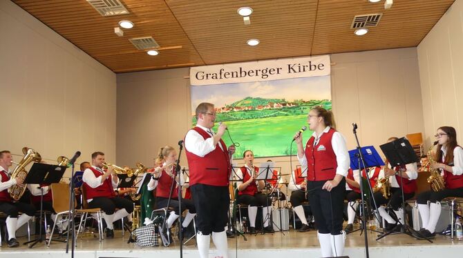 Gesang von Thorsten Feisthammel und Franziska Haley gehört zum Programm des Musikvereins Bempflinger Blasmusik. FOTO: SANDER