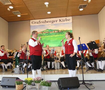 Gesang von Thorsten Feisthammel und Franziska Haley gehört zum Programm des Musikvereins Bempflinger Blasmusik. FOTO: SANDER  