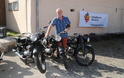 Matthias Bögle mit seiner Bismarck M 150 K. Das Moped gibt es nach seinen Angaben nur noch zweimal auf der Welt. FOTO: JENATSCHK