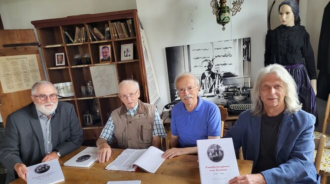 Stellten das neue Buch »Familienregister von Gruorn« vor (von links): Alfred Weber, Ernst Strähle,  Heinz Schmutz und Wolfgang W