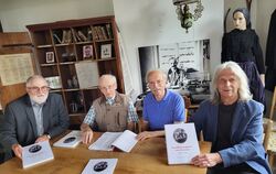 Stellten das neue Buch "Familienregister von Gruorn" vor (von links): Alfred Weber, Ernst Strähle,  Heinz Schmutz und Wolfgang W