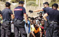 Immer mehr Flüchtlinge und zu wenig Platz. Migranten protestieren in Lampedusa über die Zustände in dem Aufnahmezentrum. 