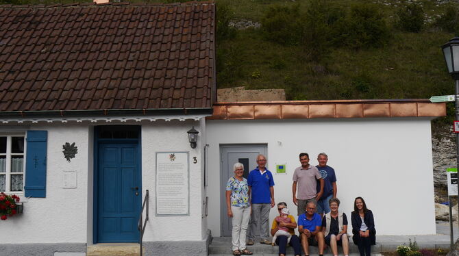 Mitglieder der Ortsgruppe Gundelfingen zeigten Leader-Regionalmanagerin Elisabeth Markwardt (rechts) das umgebaute Zollhaus. FOT