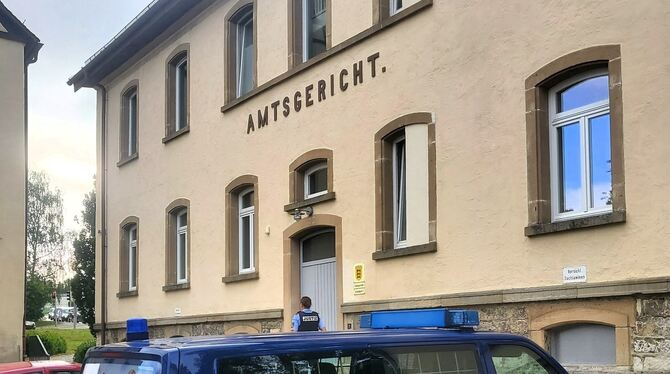Der Angeklagte wurde im Gefangenentransportwagen, begleitet von zwei Justizbeamten, zur Verhandlung in Münsingen gebracht.  FOTO