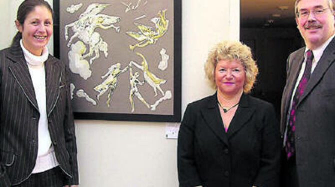 Gewöhnliche Posen zu einer ungewöhnlichen Ausstellung: Die Kunsthistorikerin Isabelle Mereb (links), die Galeristin Brigitte Kuder-Bross und Bürgermeister Michael Lucke vor dem Dalí-Bild »Engel« (Porzellan auf Platin).
FOTO: FETZER