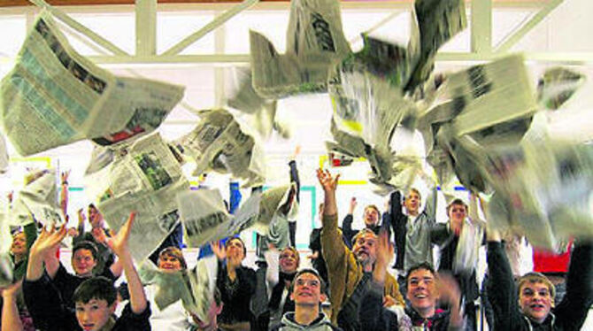 Nur auf Wunsch des Fotografen werfen die Schüler der Klasse 10 a des Mössinger Quenstedt-Gymnasiums den GEA in die Luft: Normalerweise wird ab heute in den Klassen die Zeitung gelesen. Über sechs Wochen lang gehört der GEA zum Schulalltag.
FOTO: FINK