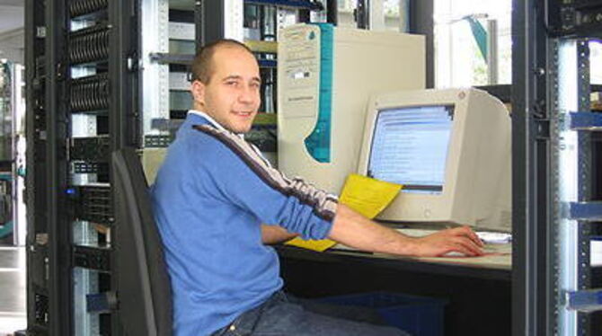 Testet die Hardware: Systemtechniker Mike Scholz. FOTO: ZENKE Testet die Hardware: Systemtechniker Mike Scholz. FOTO: ZENKE