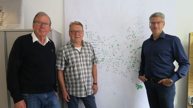 Hans Sigel, Hans Roth und Christian Class (von links) zeigen, wie viele der grün markierten Gebäude bereits an das Böhringer Nah