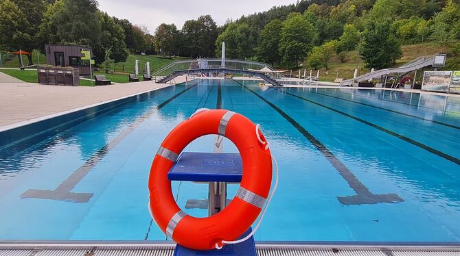 Stille Wasser: Das Freibad macht jetzt Winterpause. Auf der Baustelle fürs Hallenbad wird derweil fleißig weiter gearbeitet.  FO