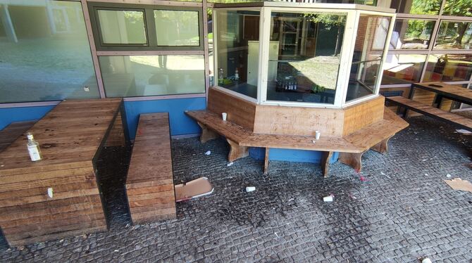 Die Überbleibsel einer Party auf dem Schulhof des IKG in Reutlingen.
