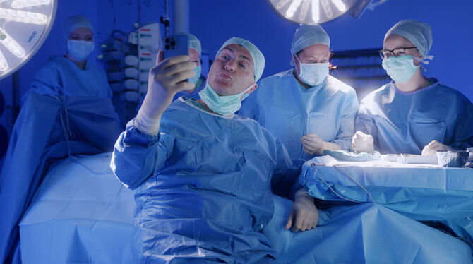 Selfies im Operationssaal: Das Video der Uniklinik spielt mit dem Klischee des selbstverliebten Chirurgen.