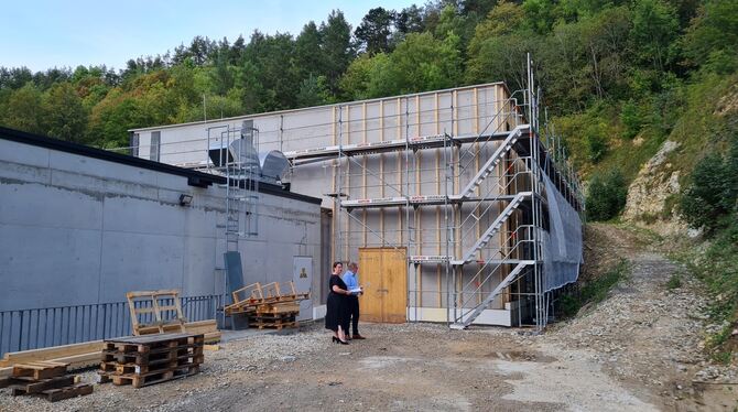 Der Rohbau steht schon, bald wird die Holzverschalung an der Fassade angebracht.