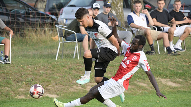 Mit viel Einsatz erkämpfen sich die Fußballer vom SV Degerschlacht einen Punkt.