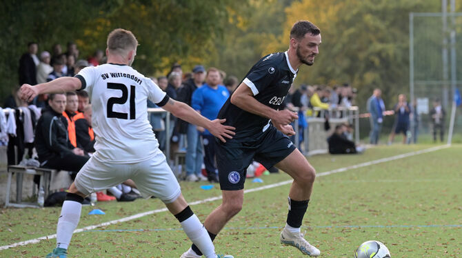 Fussball, LL, Landesliga, Maenner, Saison 2023/24, Staffel 3, Wuerttemberg, wfv Young Boys Reutlingens Torjäger Hakan Aktepe und seine Mitspieler trafen das Tor nicht.