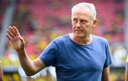 Freiburgs Trainer Christian Streich steht im Stadion
