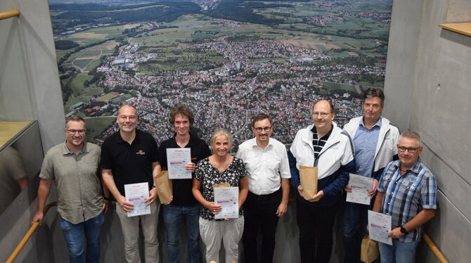 Gruppenbild mit Dame: Steffen Heß (Vierter von rechts) zeichnete die Siegerin und die Sieger beim Gomaringer Stadtradeln aus. FO