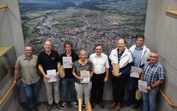 Gruppenbild mit Dame: Steffen Heß (Vierter von rechts) zeichnete die Siegerin und die Sieger beim Gomaringer Stadtradeln aus. FO
