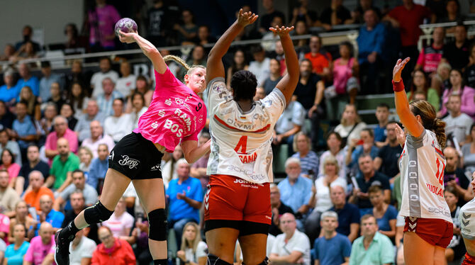 Wurfstark und couragiert: Metzingens Neuzugang Naina Klein (links) hat schnell auf sich aufmerksam gemacht.