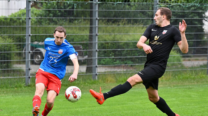 Spielertrainer Matthias Kunst (rechts) blockt einen Schuss.