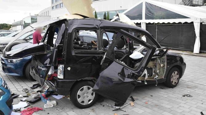 Auto explodiert auf Parkplatz - Insasse leicht verletzt