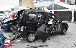 Auto explodiert auf Parkplatz - Insasse leicht verletzt