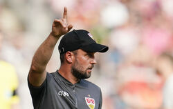 Oben ist, wo der VfB Stuttgart ist. Trainer Sebastian Hoeneß zeigt's an.