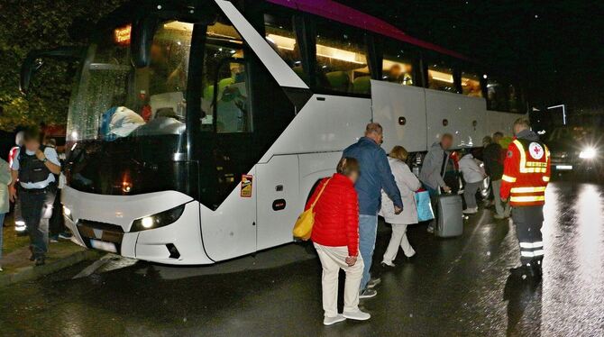 Fahrer lässt Bus mit Reisegruppe nachts auf Parkplatz stehen