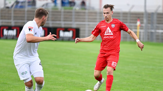 Spielerisch setzt sich Dreifachtorschütze Mattia Trianni (rechts) vom SSV Reutlingen gegen Essingens Patrick Auracher durch.