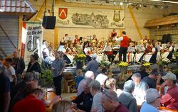 Der Musikverein  Mössingen auf der Bühne bei der Kirbe in Nehren. FOTO: STRAUB