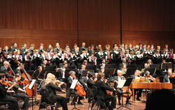 Großes Aufgebot in der Stadthalle: Capella Vocalis, Hymnus-Chorknaben, Württembergische Philharmonie und Solisten vereinen sich 