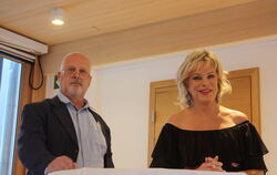 Moderator Joachim Kreibich sprach am Sonntag mit Lisa Fitz im Nehrener Gasthof Schwanen.