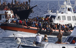 Ein Boot der italienischen Küstenwache bringt Migranten auf die Insel Lampedusa. 