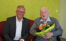 Reutlingens Finanzbürgermeister Roland Wintzen gratuliert Heinz Parthum zum 102. Geburtstag.  FOTO: STADT