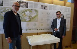 Jörg Aldinger (links) und Bürgermeister Steffen Heß mit dem Modell des Preisträgers im  Architektenwettbewerb für die Gomaringer