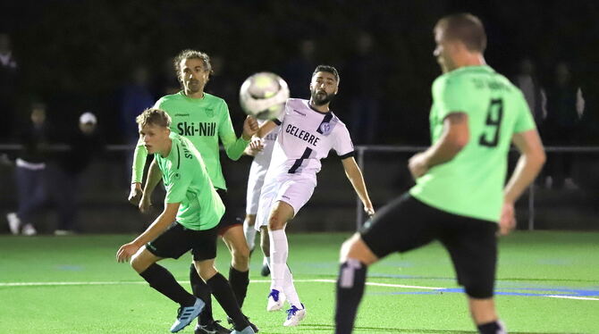 2023-09-27 FB Young Boys Reutlingen vs SV Nehren,Landesliga, Marko Drljo (Young Boys Reutlingen, weißes Trikot) schlenzt, Silas Rempfer, Robert Keller und Benedikt Rammeiser (SV Nehren, von