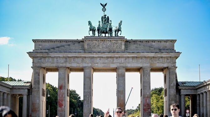 Farbreste sind nach einem Farbanschlag der Klimaschutzgruppe Letzte Generation am Brandenburger Tor zu sehen. Wie lange die Rei