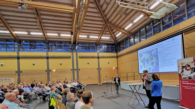 Beim Forum Energiedialog konnten sich Hohensteiner Bürger über den geplanten Ausbau von Windkraft in ihrer Gemeinde informieren.