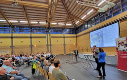 Beim Forum Energiedialog konnten sich Hohensteiner Bürger über den geplanten Ausbau von Windkraft in ihrer Gemeinde informieren.