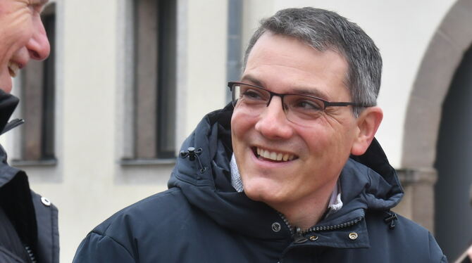 Dirk Abel, seit Mai neuer OB in Balingen, im Gespräch mit Bürgern. FOTO: MEYER