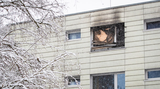 Die Spuren zeugen von der Wucht des Feuers: Das Fenster, hinter dem der Brand ausgebrochen war. Drei Menschen starben.