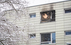 Die Spuren zeugen von der Wucht des Feuers: Das Fenster, hinter dem der Brand ausgebrochen war. Drei Menschen starben. 