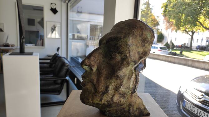 Bronzeskulptur Ralf Ehmann Ausstellung Together Galerie Reinhold Maas Foto Armin Knauer Nachdenklicher Blick: Bronzeskulptur von Ralf Ehmann in der Ausstellung »Together« in der Galerie Maas.