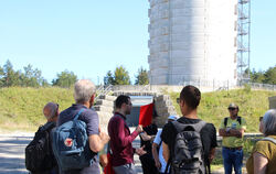 Eine imposante Anlage: Marco Weisenstein (rotes Hemd) erklärt die Funktionsweise des Windparks, der mit einem Pumpspeicherwerk g