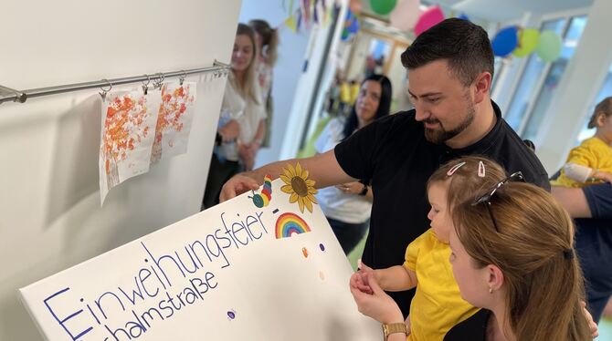 Eltern und Kinder feierten die Eröffnung der Denk-mit-Kita an der Achalmstraße.